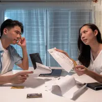 Ilustrasi pasangan membahas keuangan/copyrightshutterstock/Basicdog