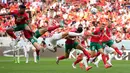 Pemain Kroasia Mario Pasalic (tengah) meraih bola saat melawan Maroko pada pertandingan sepak bola Grup F Piala Dunia 2022 di Stadion Al Bayt, Al Khor, Qatar, Rabu (23/11/2022). Pertandingan berakhir imbang dengan skor 0-0. (AP Photo/Manu Fernandez)