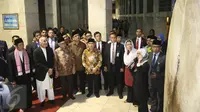 Presiden Afganistan Mohammad Ashraf Ghani dan rombongan mendengarkan penjelasan tentang sejarah bedug yang ada di Masjid Istiqlal saat berkunjung ke masjid tersebut, Jakarta, Kamis (6/4). (Liputan6.com/Angga Yuniar)