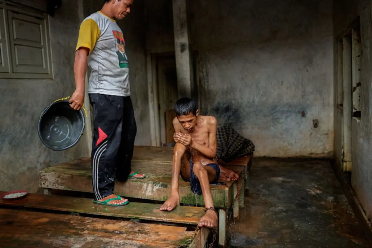 10 Foto Menyentuh dari Pasien Sakit Jiwa yang Hidup di 'Penjara'