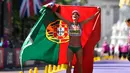 Pelari putri asal Portugal, Ines Henriques melakukan selebrasi membentangkan bendera negaranya setelah memenangkan medali emas dalam lomba lari putri selama Kejuaraan Atletik Dunia di London, Inggris (13/8). (AP Photo / Martin Meissner)
