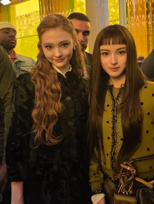 <p>Ella MEOVV hadir mengenakan setelan hitam dari atasan outer dipadukan inner putih berkerah.&nbsp;[@primiily]</p>