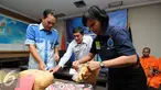 Deputi Pemberantasan BNN, Arman Depari (kiri) memeriksa barang bukti sabu saat rilis di Jakarta, Selasa (24/5/2016). BNN kembali mengungkap dua kasus penyelundupan narkoba jenis sabudengan tujuh orang tersangka. (Liputan6.com/Helmi Fithriansyah)