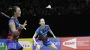 Ganda putri Korsel, Lee So-hee/Shin Seung-chan saat melawan wakil Indonesia, Greysia Polii/Apriyani Rahayu, pada laga Indonesia Masters 2018 di Istora Senayan, Sabtu (27/1/2018). Greysia/Apriyani menang 21-11, 17-21, 21-17. (Bola.com/M Iqbal Ichsan)