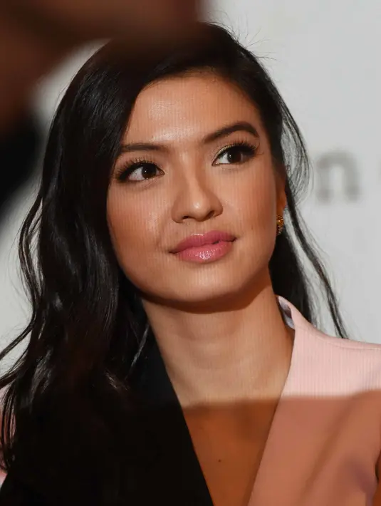 "Jujur aku males ke salon, aku lebih siasati yang lambat prosesnya dan akhirnya bagus yang tidak instan. Seperti halnya tidur cukup, jangan terlalu banyak diet, isi otak dan jiwa juga," ungkap Raline Shah. (Nurwahynan/Bintang.com)