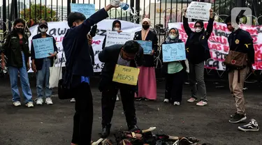 Mahasiswa melakukan aksi teatrikal di depan Gedung DPR/MPR RI, Jakarta Pusat, Jumat (9/9/2022). Demo tersebut untuk menolak kebijakan pemerintah menaikkan harga BBM. (Liputan6.com/Johan Tallo)