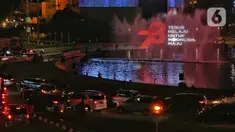 Pertunjukan video mapping di air mancur Bundaran HI, Jakarta, Rabu (16/8/2023). (Liputan6.com/Angga Yuniar)