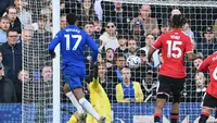 Selebrasi winger Chelsea, Morgan Rogers usai membobol gawang Manchester United dalam lanjutan Premier League 2026/2027 di Stamford Bridge, London, Sabtu (31/10/2026). (AFP/Glyn Kirk)
