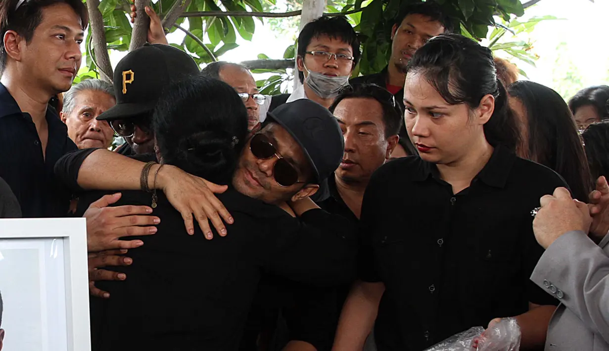 "Aku memuji Tuhan atas kebaikan kasih-Nya, dan membiarkan aku mencintaimu dan tahu kamu dalam waktu yang singkat..." tulis Tina dalam bahasa Inggris. Sontak saja postingannya tersebut mendapat banyak simpati dari netizen. (Deki Prayoga/Bintang.com)