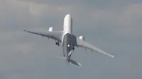 Pesawat Airbus A350 itu terbang vertikal dari landasan  di Hampshire, London (Stuff.co.nz).