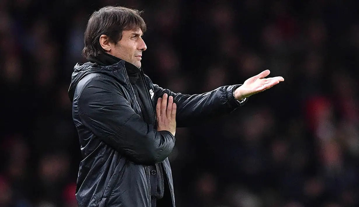 3. Antonio Conte - Dirinya mampu membawa Chelsea mematahkan dominasi Manchester City dengan menjadi juara Liga Inggris pada musim pertamanya bersama The Blues. (AFP/Ben Stansall)