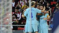 Para pemain Barcelona merayakan gol ke gawang Athletic Bilbao pada laga La Liga di San Mames, Bilbao, Minggu (28/10/2017). (AFP/Ander Gillenea)