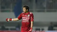 Kiper Persib Bandung, I Made Wirawan saat melawan PS TNI pada lanjutan Liga 1 2017 di Stadion Pakansari, Bogor, Sabtu (22/4/2017). PS TNI bermain imbang 2-2. (Bola.com/Nicklas Hanoatubun)