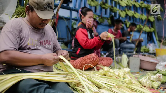 Jelang Lebaran, Pedagang Kulit Ketupat Mulai Kebanjiran Pembeli