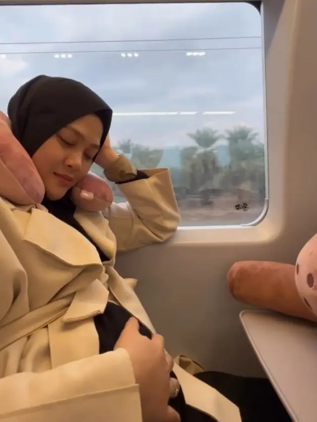 Alvin Faiz bersama Henny Rahman yang hamil tujuh bulan pergi ke Tanah Suci (foto: Instagram alvin_411)