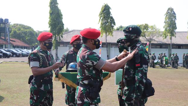 Komandan Pusat Pendidikan dan Pelatihan Pasukan Khusus Brigjen TNI Agus Sasmita menyematkan brevet raider kepada prajurit TNI yang lulus dalam latihan selama 63 hari di Pusdiklatpassus Cilacap. (Foto: Liputan6.com/Humas Pemkab Cilacap)