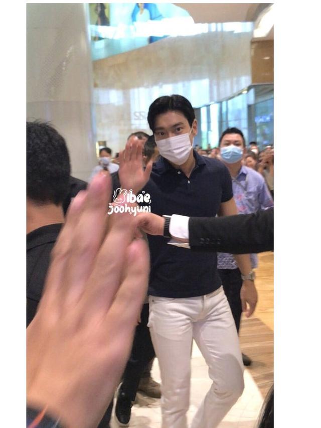 9 Momen Siwon Super Junior Kunjungi Kwangya Store Jakarta, Sempat Jajanin Anak Kecil