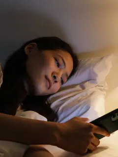 Digital sunset menjadi kebiasaan sederhana untuk memberi jeda dari layar sebelum tidur dan membantu tubuh memasuki waktu istirahat dengan lebih tenang. (Foto/Dok: Pexels)