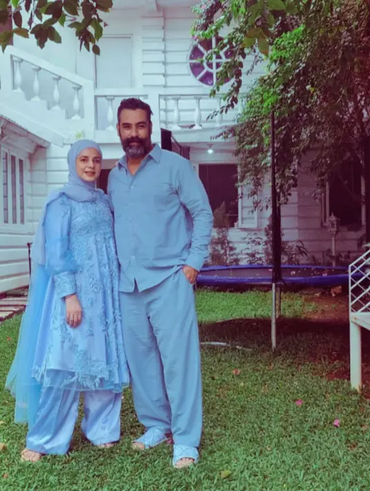 Sama seperti dua adiknya, Selvi Salavia pun sudah berkeluarga. Jauh sebelum Tasyi Athasyia dan Tasya Farasya, dirinya sudah lebih dulu menikah dengan Saleh Albar pada tahun 2006. (FOTO: instagram.com/selvisalavia)