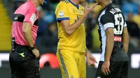 Mario Mandzukic diusir ke luar lapangan saat Juventus berhadapan dengan Udinese.