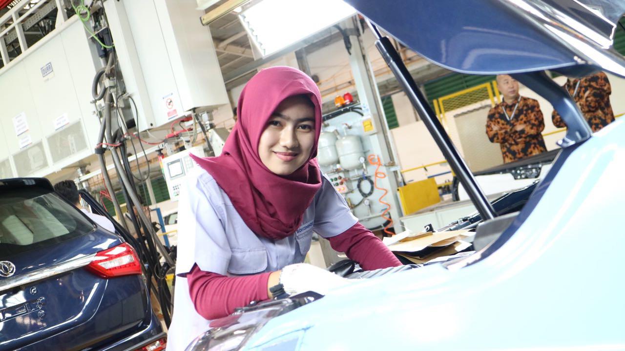 Pekerja Wanita Pabrik Sokon