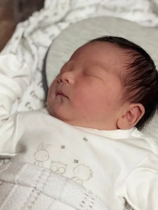 "Welcoming our beautiful little angel ~Zylvechia Ecclesie Heckenbücker~ Born on April 29, 2018 At 7.20 a.m. He has made everything beautiful in its time - Ecclesiastes 3:11," tulis Franda sebagai keterangan foto. (Foto: instagram.com/frandaaa87)
