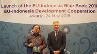 Menteri PPN/Kepala Bappenas Bambang Brodjonegoro dan Duta Besar Uni Eropa untuk Indonesia Vincent Guérend dalam serah terima EU-Indonesia Blue Book 2018 (24/5) (sumber: Kantor Delegasi UE di Indonesia)