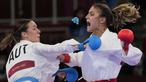 Pelindung gigi dari atlet karate asal Bulgaria, Ivet Goranova (kanan)saat bertanding melawan Bettina Plank dari Austria dalam semifinal kumite 55kg putri pada Olimpiade Tokyo 2020,  Kamis (5/8/2021). (Foto: AP/Vincent Thian)