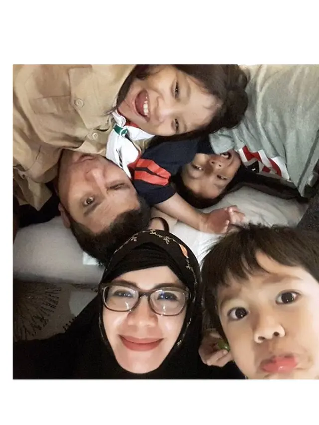 9 Potret Kesederhanaan Istri Personel Sheila On 7, Enggak Neko-Neko