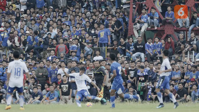 Suporter Persib Bandung dan Perserang Serang