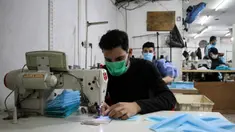 Sejumlah pekerja Palestina membuat masker di sebuah pabrik di Gaza City (13/4/2020). Palestina pada Senin (13/4) mengatakan jumlah kasus terkonfirmasi COVID-19 meningkat menjadi 308, termasuk 36 kasus di Yerusalem Timur. (Xinhua/Rizek Abdeljawad)