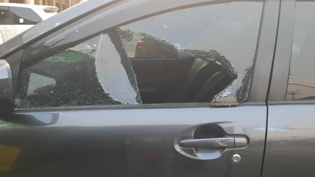 Mobil anggota Bawaslu Karawang dibobol maling dengan modus pecah ban di dekat tenda pengamanan polisi. (Foto: Liputan6.com/Abramena)