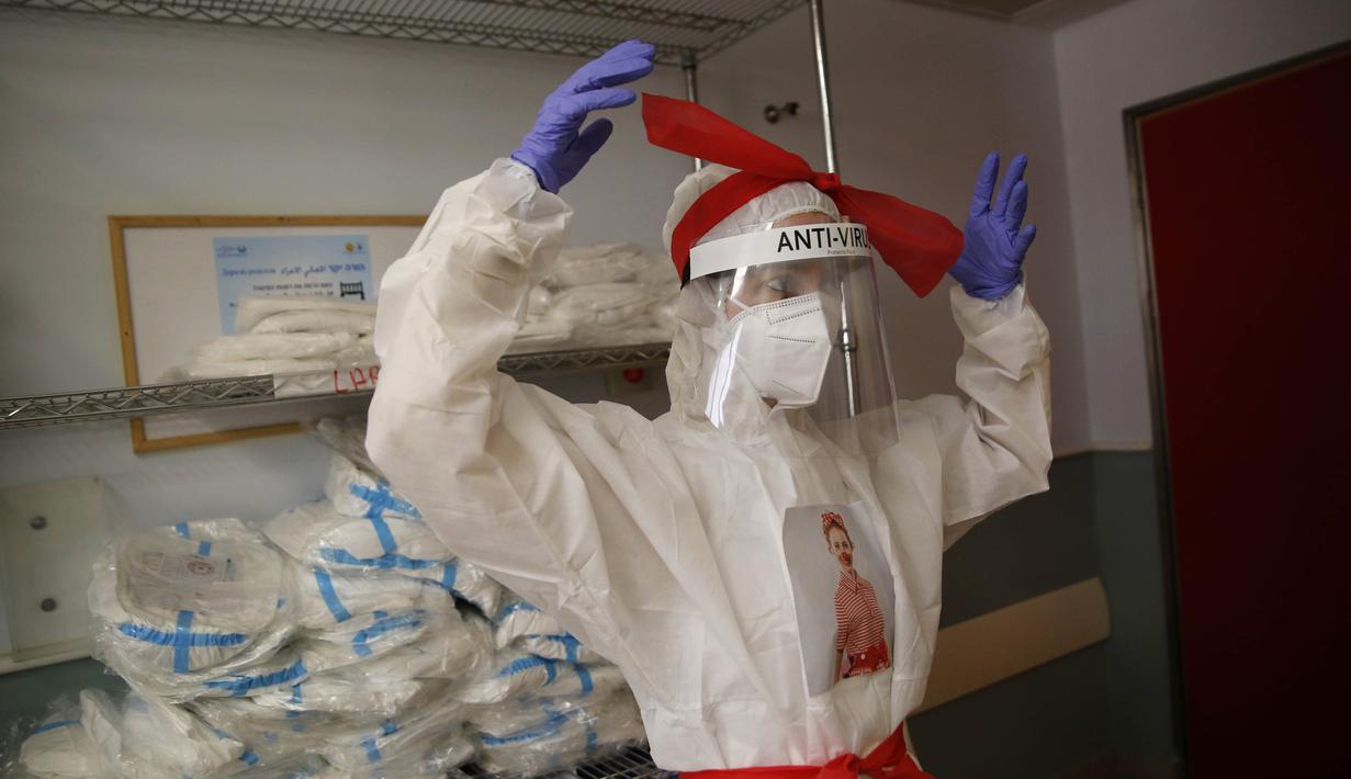 Badut medis yang memakai alat pelindung diri (APD) terlihat sebelum mengunjungi pasien anak-anak di bangsal COVID-19 di Sheba Medical Center, Kota Ramat Gan, Israel, 20 Oktober 2020. (Xinhua/Gil Cohen Magen)