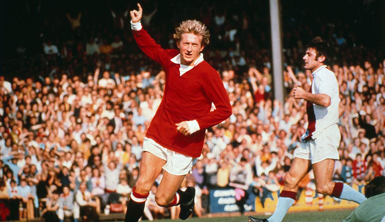 Penyerang - Dennis Law. Peraih Ballon d'Or tahun 1964 itu menjadi momok menakutkan bagi bek lawan. Dirinya bagai predator dengan kemampuan tendangan dan sundulan yang sama baiknya. (Colorsport)