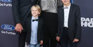 Calon Raja Komedian? Will Ferrell membawa serta sang istri, Viveca Paulin, dan dua dari ketiga anaknya di New York dalam acara premier film terbarunya yang berjudul ‘Daddy’s Home’ pada Minggu (13/12/2015). (AFP/Bintang.com)