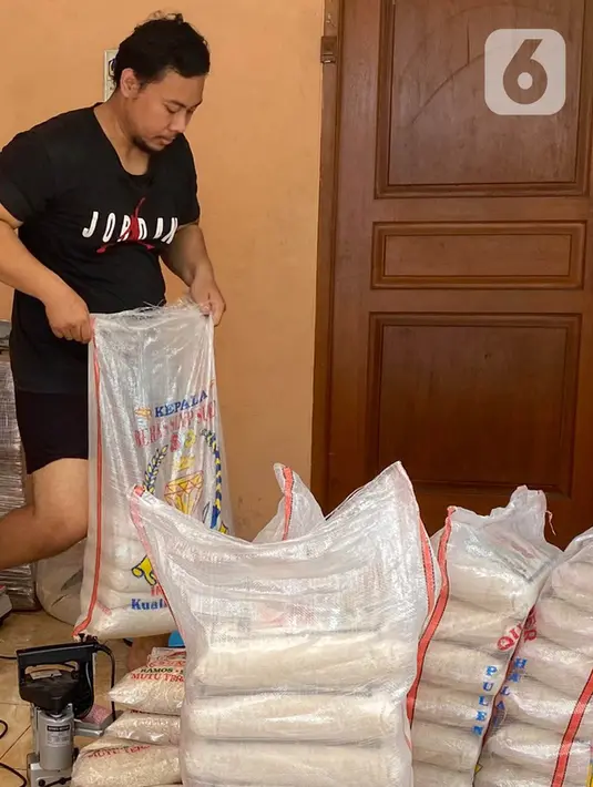 Aktivitas pekerja mengemas beras dalam ukuran 3 Kg dan 5 Kg di kawasan Pisangan Baru, Jakarta Timur, Selasa (20/4/2021). Di bulan Ramadhan, pengemasan ulang beras 3 kg dan 5 Kg mengalami kenaikan permintaan masyarakat untuk kebutuhan zakat dan paket sembako. (Liputan6.com/Herman Zakharia)