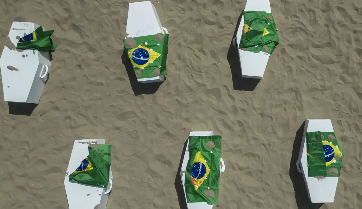Bendera nasional Brasil yang dilubangi untuk mewakili anak-anak yang terbunuh oleh peluru nyasar dibentangkan di atas peti mati sebagai bagian dari protes di pantai Copacabana, Rio de Janeiro, Brasil, Sabtu, 19 Agustus 2023. (AP Photo/Bruna Prado)