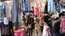 Sejumlah pembeli mencari berbagai kebutuhan berupa pakaian di Pasar Tanah Abang, Jakarta, Rabu (9/12). Libur pilkada dimanfaatkan warga untuk berbelanja pakaian di pasar tekstil terbesar di Asia Tenggara itu. (Liputan6.com/Angga Yuniar)