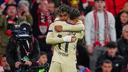 Berhadapan dengan Athletic Bilbao, Blaugrana menang dengan skor tipis 1-0. Tampak dalam foto, pemain Barcelona, Lamine Yamal (hadap lensa), dipeluk Rapinha setelah mencetak gol pada pertandingan pekan ke-27 La Liga 2025/2026 melawan Athletic Bilbao di Stadion San Mames, Sabtu 7 Maret 2026 waktu setempat atau Minggu (8/3/2026) dini hari WIB. (AP Photo/Miguel Oses)