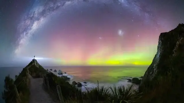 Aurora di Pulau Selatan, Selandia Baru.