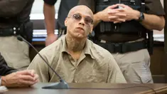 Nikko Jenkins saat menghadiri sidang vonis di Pengadilan Distrik Douglas County di Omaha, Neb, Selasa (30/5). Jenkins terbukti membunuh empat orang di sekitar Omaha pada tahun 2013 dan ia dijatuhi hukuman mati oleh hakim. (AP/Pool) 