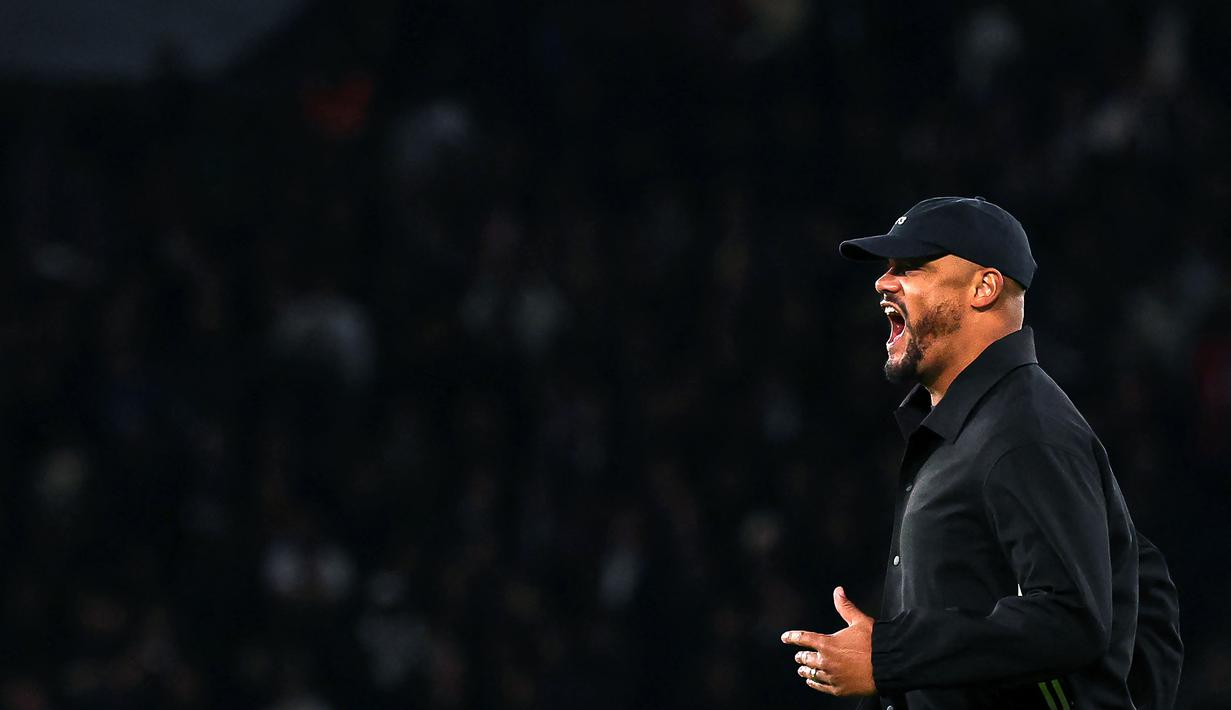 Pelatih Bayern Munchen, Vincent Kompany merayakan kemenangan timnya setelah berakhirnya laga Liga Champions 2025/2026 melawan PSG di Parc des Princes, Paris, Prancis, Selasa (04/11/2025) waktu setempat. (AFP/Franck Fife)