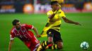 Gelandang Bayern Munchen, Javi Martinez, menarik striker Dortmund, Pierre-Emerick Aubameyang, pada laga Piala Super Jerman di Stadion Signal Iduna Park, Dortmund, Sabtu (5/8/2017). Munchen menang adu penalti 5-4 atas Dortmund. (AFP/Patrik Stollarz)