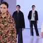 Model mengenakan busana karya Wastu by Auguste Soesastro dan Populo Batik dalam acara Fashion Nation 12th Edition di Jakarta, Jumat (13/4). Wastu by Auguste Soesastro menampilkan 18 busana, dan Populo Batik 20 busana.(Liputan6.com/Arya Manggala)