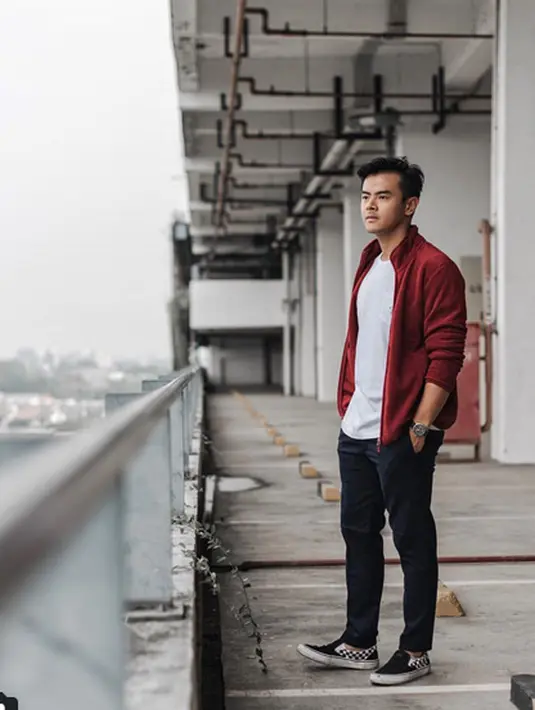 Bicara soal momongan, pria yang baru saja menjadi suami ini mengaku ingin dikaruniai anak perempuan. Namun, ia pun tetap mengembalikanya kepada kuasa sang pencipta terkait dengan jenis kelamin anaknya. (Instagram/dionwiyoko)