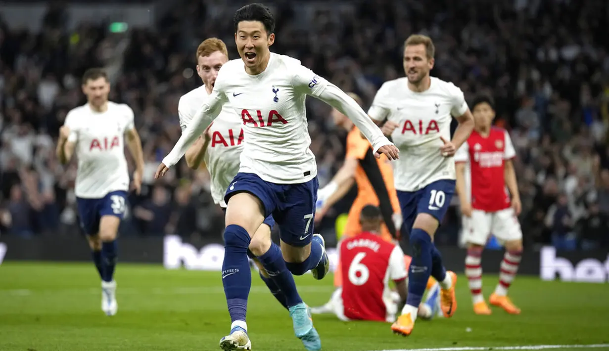 Pemain Tottenham Hotspur Son Heung-min (tengah) melakukan selebrasi usai mencetak gol ke gawang Arsenal pada pertandingan sepak bola Liga Inggris di Stadion Tottenham Hotspur, London, Inggris, 12 Mei 2022. Tottenham Hotspur menang 3-0. (AP Photo/Matt Dunham)