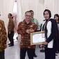 Kepala Biro Hubungan Masyarakat Akifah Elansary menerima piagam penghargaan di Istana Wakil Presiden yang diserahkan oleh Ketua KIP Gede Narayana.