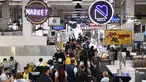 Pelanggan menelusuri kios makanan di dalam Grand Central Market di pusat kota Los Angeles, California, Jumat (11/3/2022). Laju inflasi Amerika Serikat (AS) pada Februari 2022 melonjak ke level tertinggi dalam 40 tahun. Ini didorong naiknya harga bensin, makanan dan perumahan. (Patrick T. FALLON/AFP)