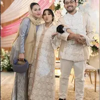 Ayu Ting Ting Dibalut saat Aqiqah Anak Kiky Saputri. [@ayutingting92]