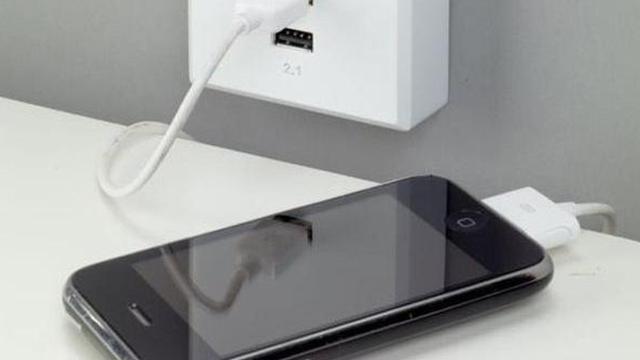 Nahas, Wanita Muda Tewas Saat Ngecas Smartphone